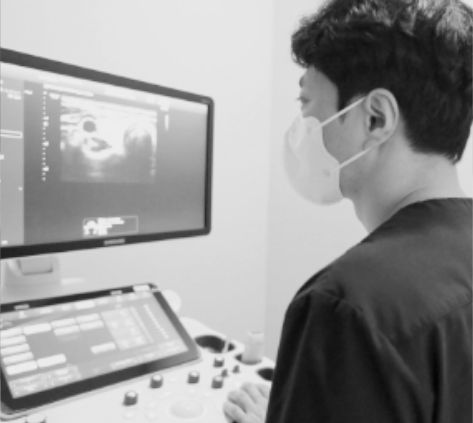 환자의 엑스레이 사진을 보고 있는 의료진