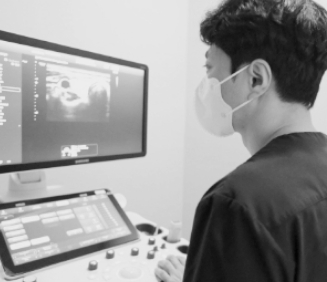 환자의 엑스레이 사진을 보고 있는 의료진